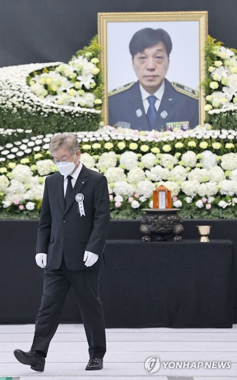 이재명 경기지사가 6월 21일 이천 쿠팡 물류센터 화재현장에서 진화 작업 중 순직한 고(故) 김동식 구조대장(경기 광주소방서)의 영결식에서 헌화, 분향 후 자리로 이동하고 있다. [연합뉴스]